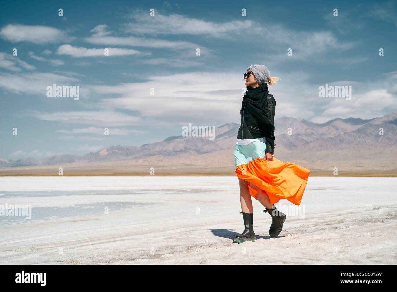 donna asiatica turista femminile in gonna lunga che cammina su terra salina alcalina Foto Stock