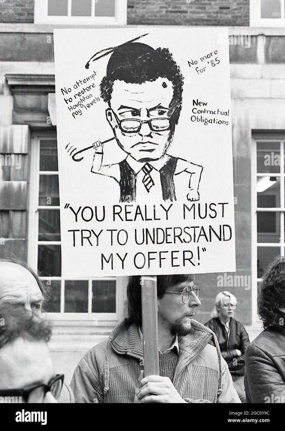 La National Union of Teachers protesta contro la visita del Segretario per l'Istruzione Keith Joseph alla County Hall, Nottingham, ottobre 1985. All'inizio del 1985 aveva offerto Foto Stock