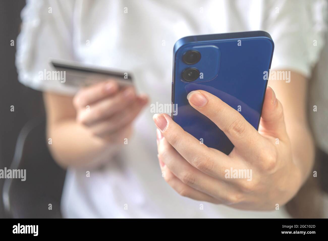 Utilizzo dello smartphone per gli acquisti online. Carta di credito internet pay concept background. Mano donna con carta di credito e telefono cellulare primo piano foto Foto Stock