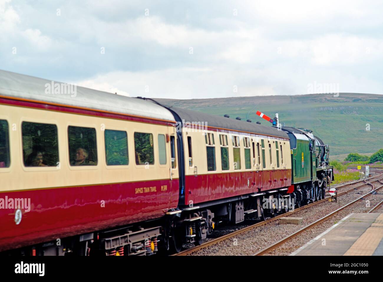 Royal Scott Class no 46100 Royal Scott passando per la stazione ferroviaria di Garsdale, stabilirsi a Carlsile Railway, Cumbria, Inghilterra, 3 agosto 2021 Foto Stock