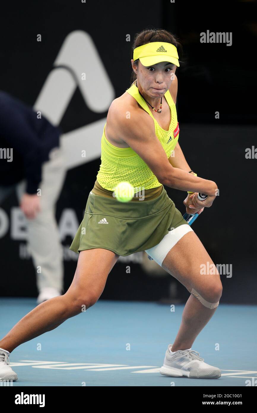 ADELAIDE, AUSTRALIA - FEBBRAIO 22: Qiang Wang della Cina Olivia Gadecki dell'Australia durante la loro partita singola il giorno uno del torneo internazionale di tennis di Adelaide a Memorial Drive il 22 Febbraio 2021 ad Adelaide, Australia. Credit: Peter Mundy/Speed Media/Alamy Live News Foto Stock