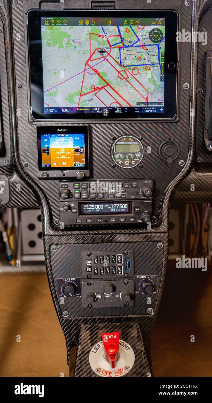 Pannello di controllo incluso nel pozzetto di un aereo o di un elicottero. Primo piano. Foto Stock