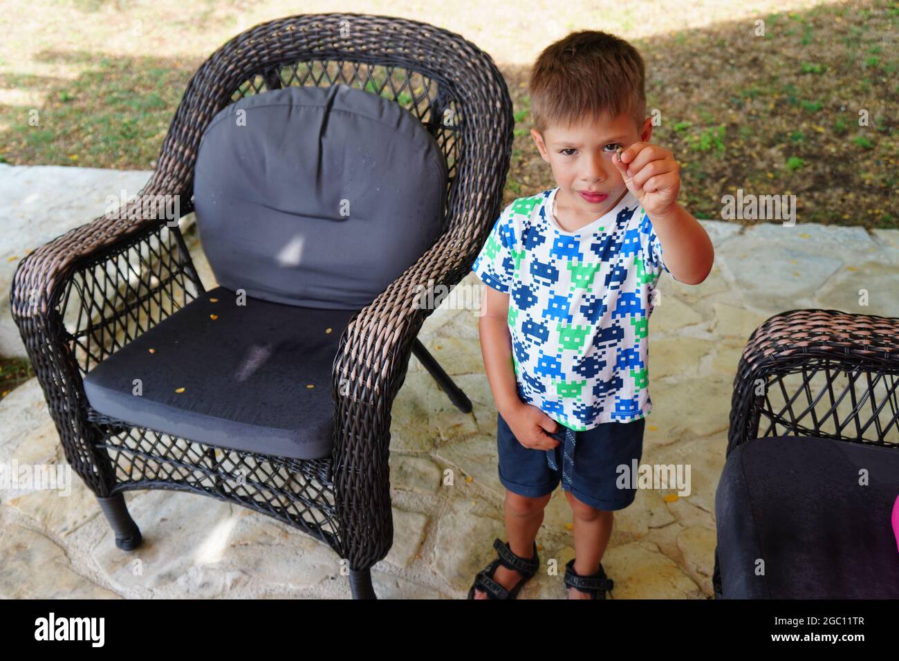 ZADAR, CROAZIA - 05 luglio 2021: Un ragazzo che tiene una piccola lumaca all'aperto Foto Stock