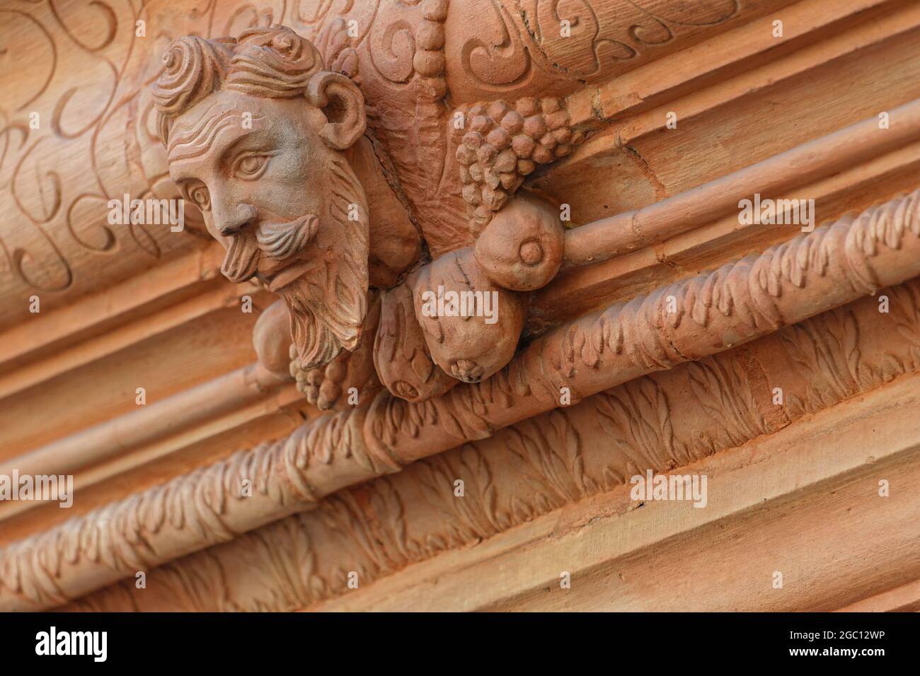 COLMAR, FRANCIA, 27 giugno 2021 : dettaglio architettonico della Maison des Tetes (Casa dei Capi). Questa casa rinascimentale deve il suo nome a 106 piccole teste umane Foto Stock