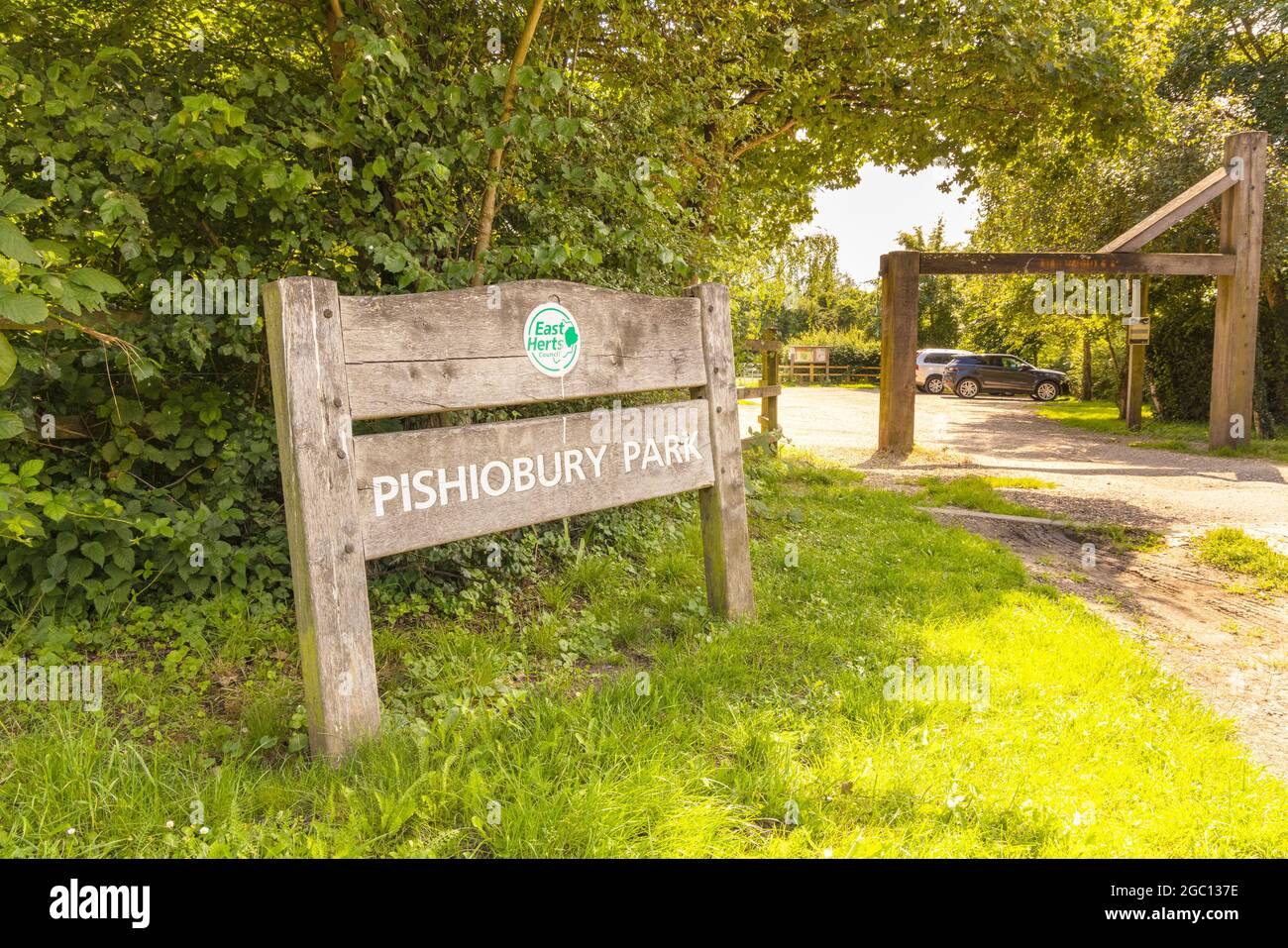 Sawbridgeworth, Hertfordshire. REGNO UNITO. 4 agosto 2021. Ingresso al parcheggio del Pishiobury Park. Foto Stock