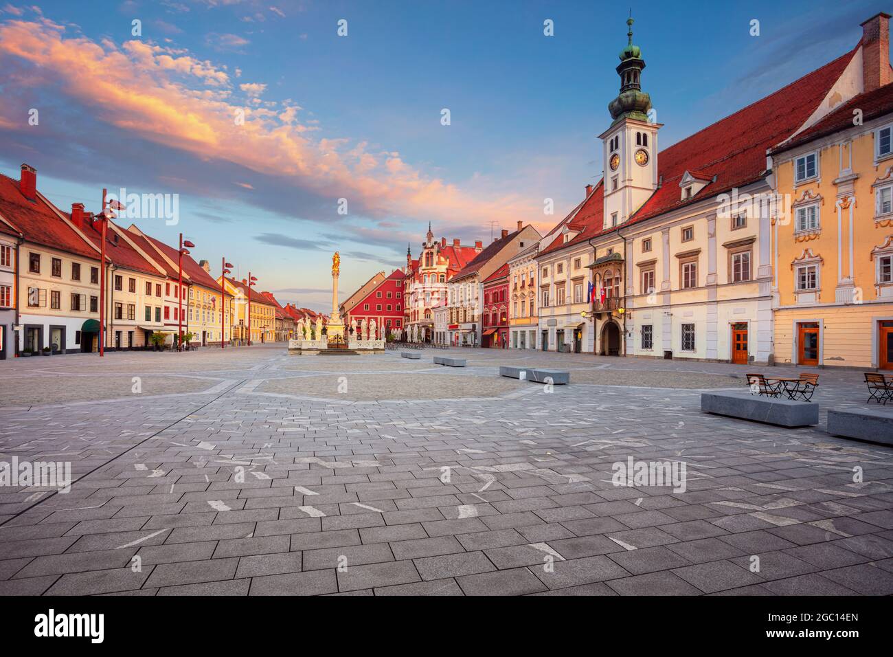 Maribor, Slovenia. Immagine del paesaggio urbano di Maribor, Slovenia con la piazza principale e il municipio all'alba estiva. Foto Stock