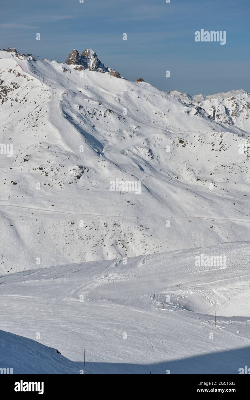 FRANCIA, SAVOIA (73), SAINT-BON-TARENTAISE, COURCHEVEL, PISTA DI SCI JEAN PACHOD E VISTA SULLA SAULIRE E LA PISTA DI SCI DI LES CREUX Foto Stock