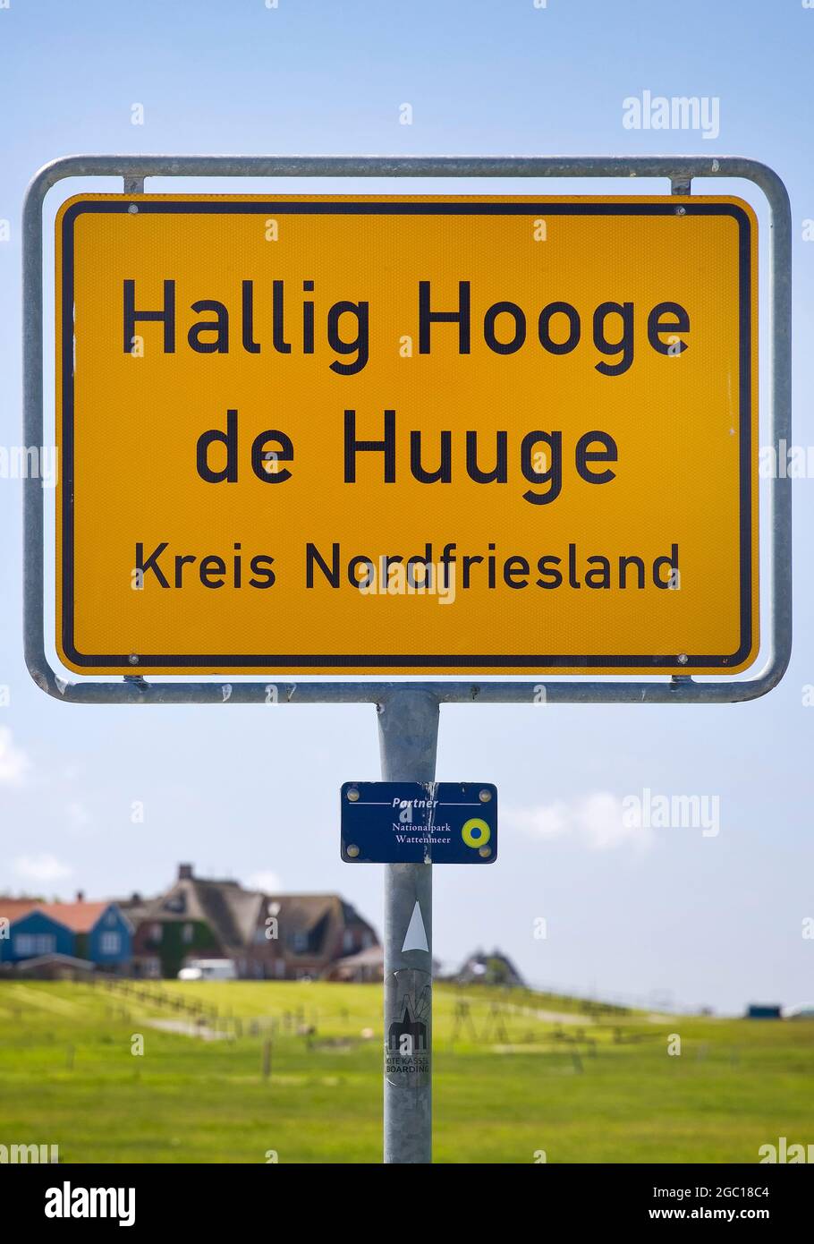 Segno bilingue di Hallig Hooge, tedesco e frisone, Germania, Schleswig-Holstein, Frisia settentrionale, Mare del Nord Foto Stock