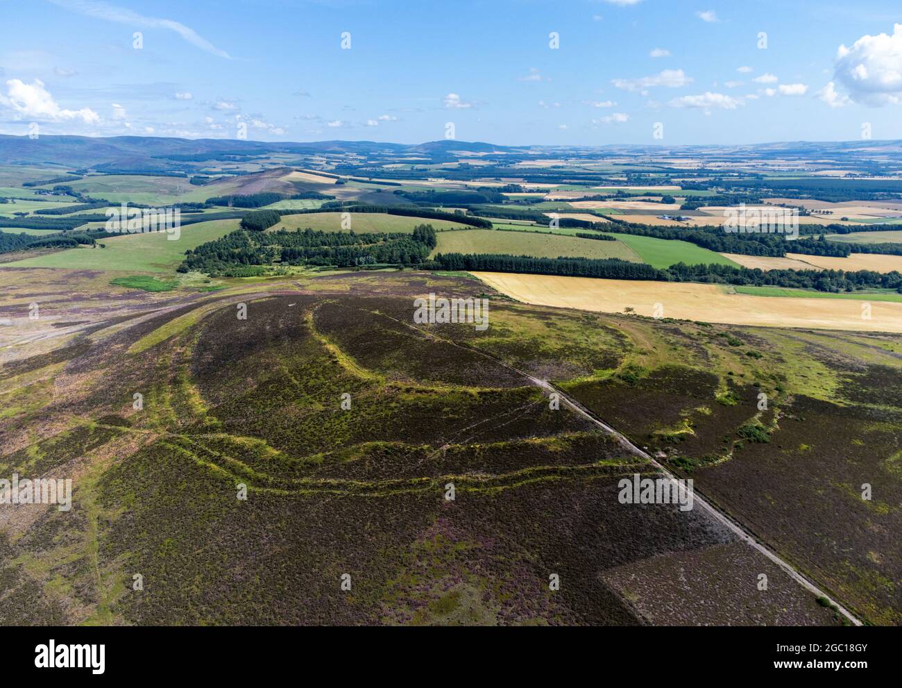 Vista aerea del forte della collina dell'età del ferro conosciuto come il marrone Karthun vicino a Brechin, Angus, Scozia Foto Stock