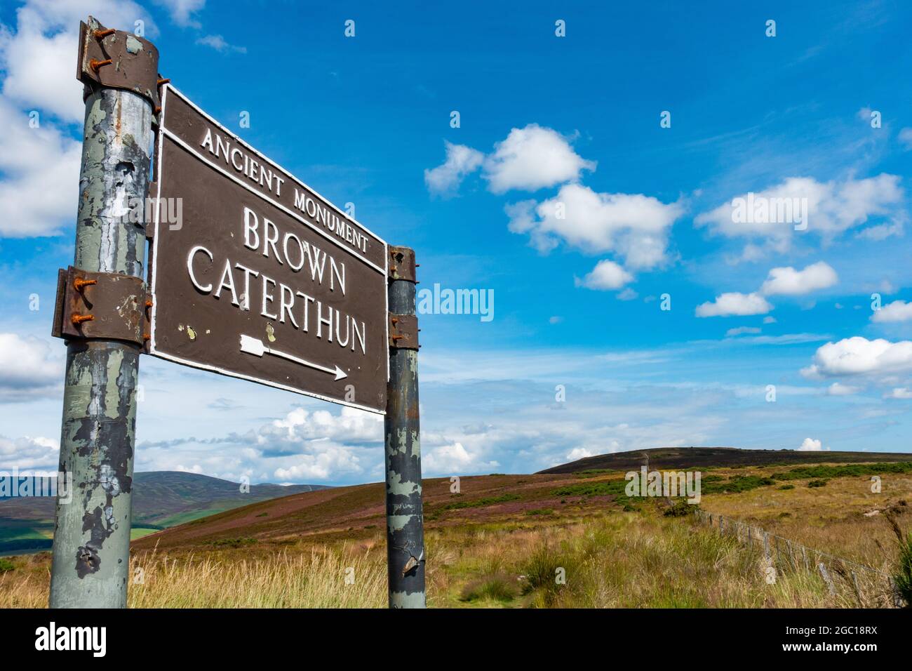Cartello che indica il percorso per la fortezza della collina dell'età del ferro conosciuta come il Brown Karthun vicino a Brechin, Angus, Scozia Foto Stock
