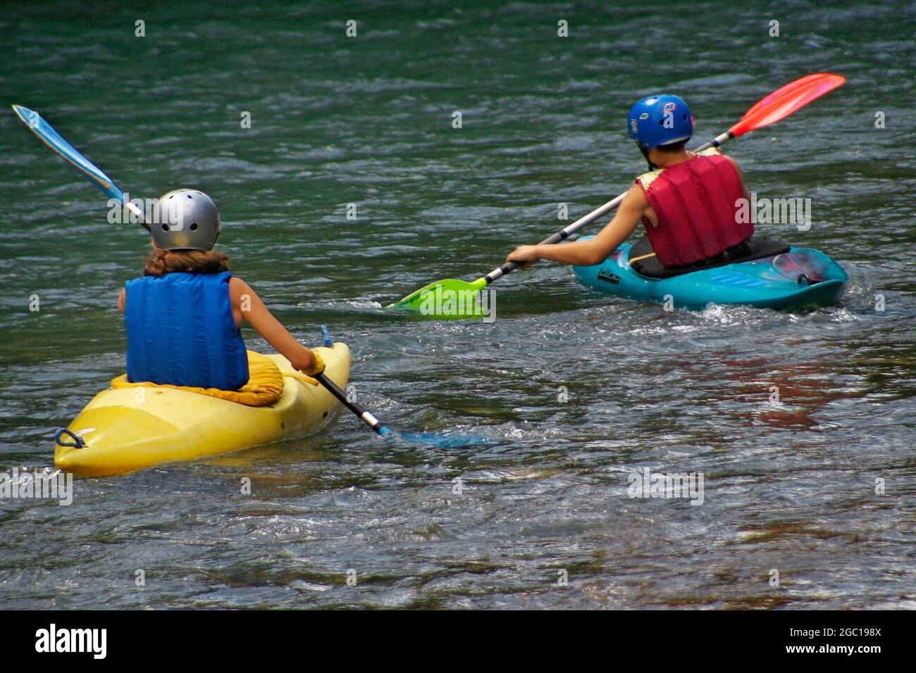 Due kayak al rafting sulle rapide, in Austria Foto Stock