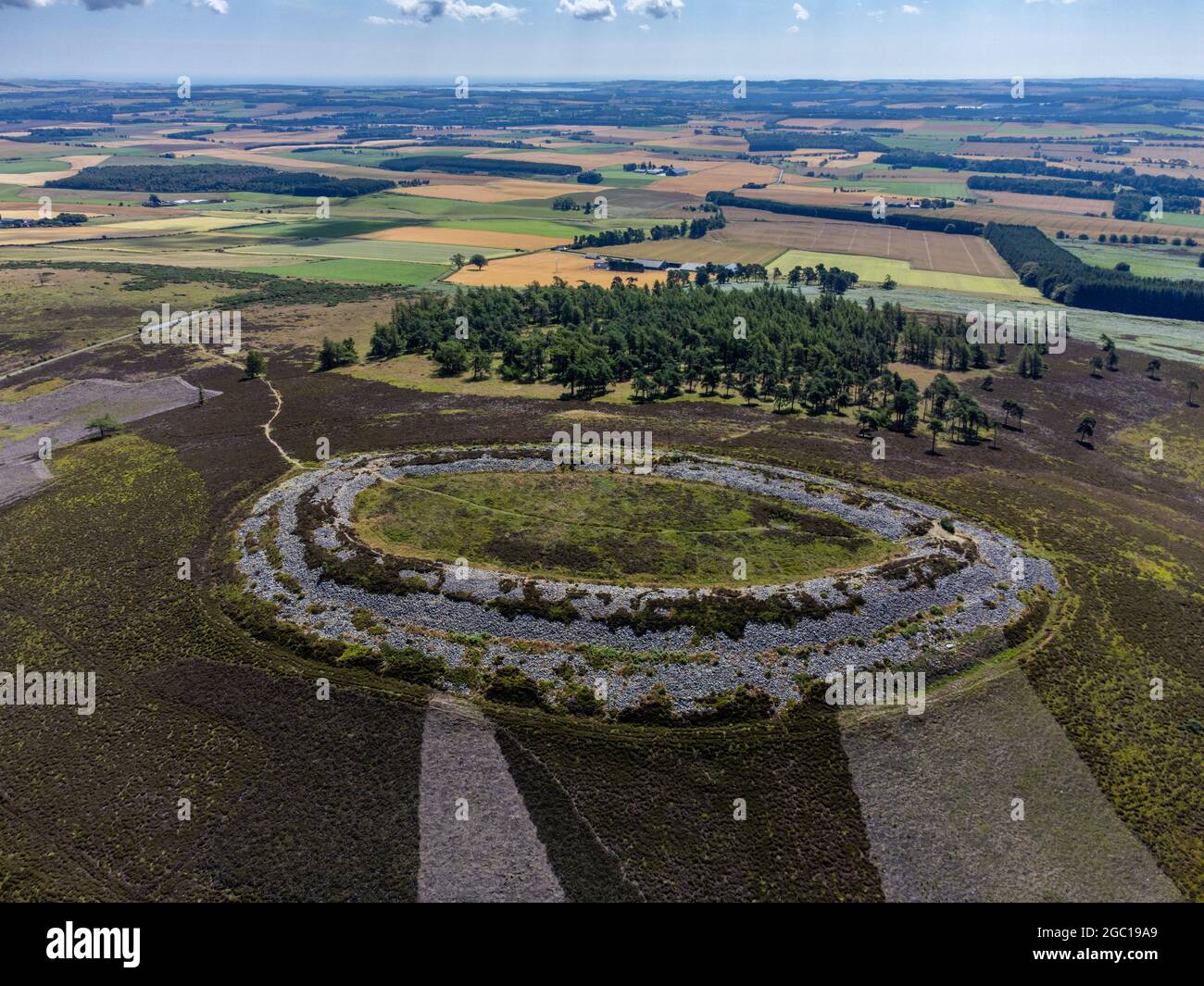 Vista aerea del forte della collina dell'età del ferro conosciuto come il Calthun bianco vicino a Brechin, Angus, Scozia Foto Stock