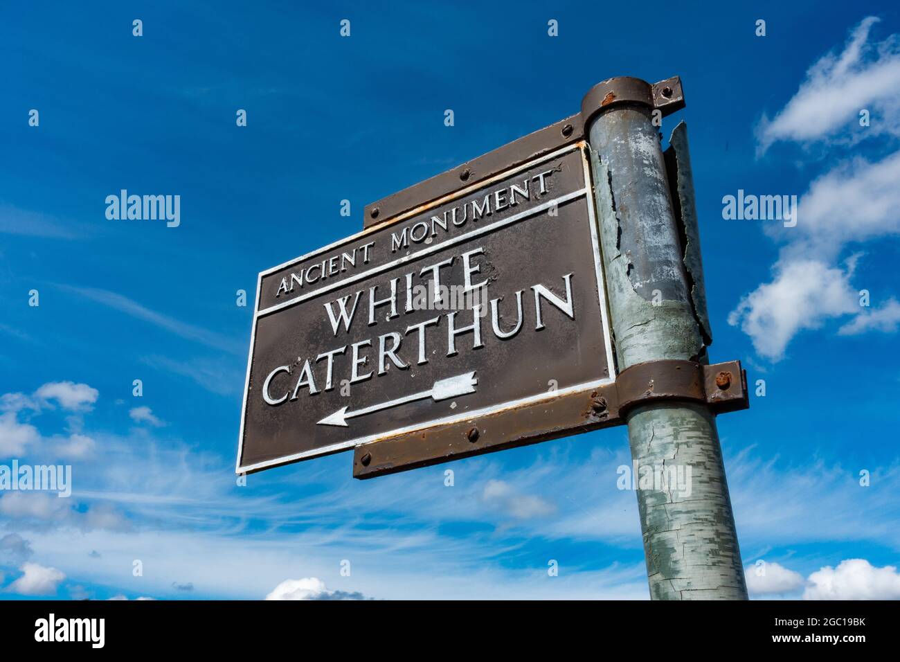 Cartello che indica il percorso per il forte della collina dell'età del ferro conosciuto come il Calthun bianco vicino a Brechin, Angus, Scozia Foto Stock