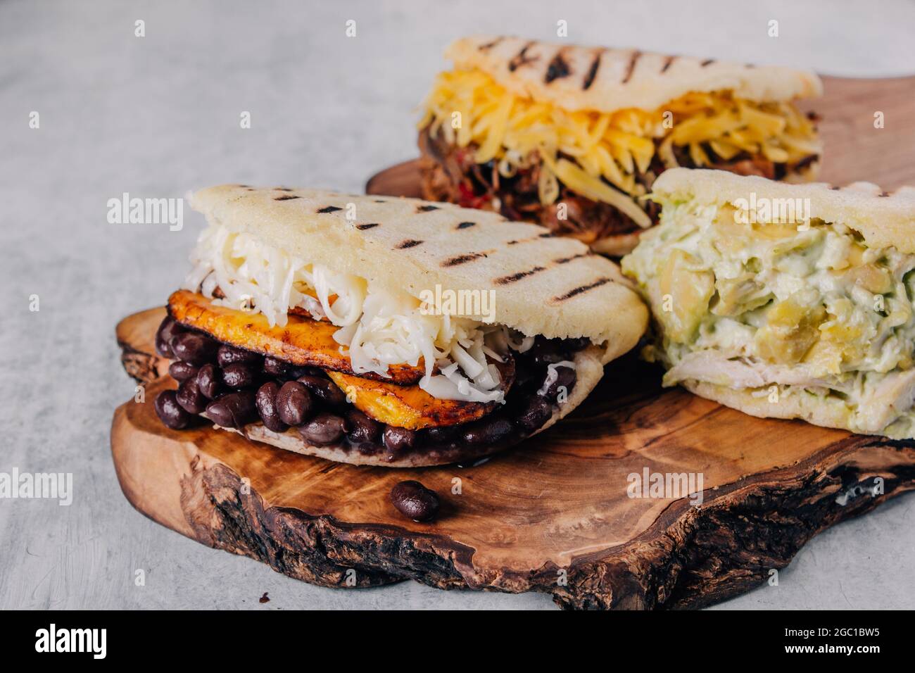 Gruppo di Arepas vegana, ideale per una dieta equilibrata. Cibo latino-americano Foto Stock