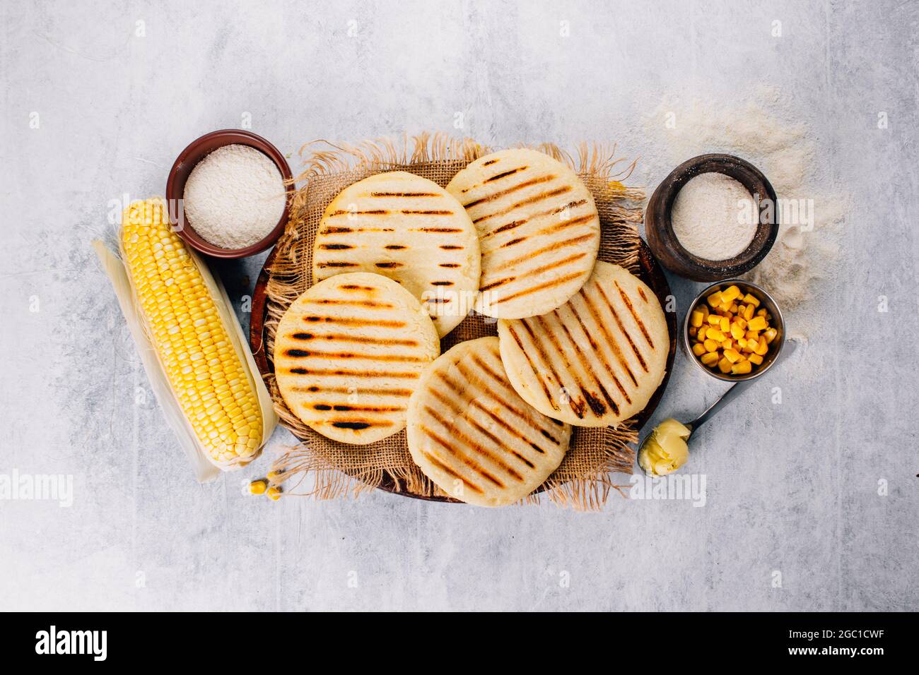 Vista dall'alto delle arepas fatte con farina di mais, concetto di cibo latino-americano Foto Stock