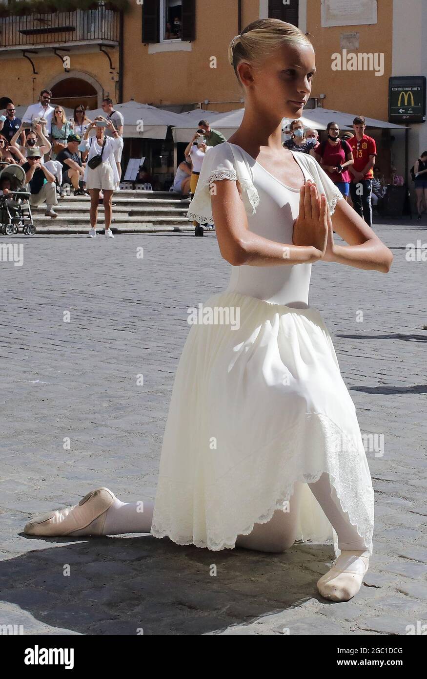 Roma, Italia.6 agosto 2021 - cerimonia in memoria: Il bombardamento nucleare di Hiroshima nel 1945 in Piazza Pantheon a Roma. Al termine della cerimonia i giovani studenti della scuola 'danza di Roma' si sono esibiti in piazza in memoria di tutti i morti del citi di Hiroshima, E da ricordare la ballerina italiana Carla Fracci, morta quest'anno, sostenitrice dei movimenti anti-nucleari © Evandro Inetti via ZUMA Wire) (Credit Image: © Evandro Inetti/ZUMA Press Wire) Credit: ZUMA Press, Inc./Alamy Live News Foto Stock