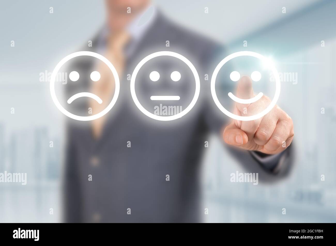 Uomo d'affari che preme l'icona eccellente di valutazione del volto di smiley su sfondo blu chiaro, valutazione del servizio clienti e concetto di valutazione del feedback. Cliente r Foto Stock