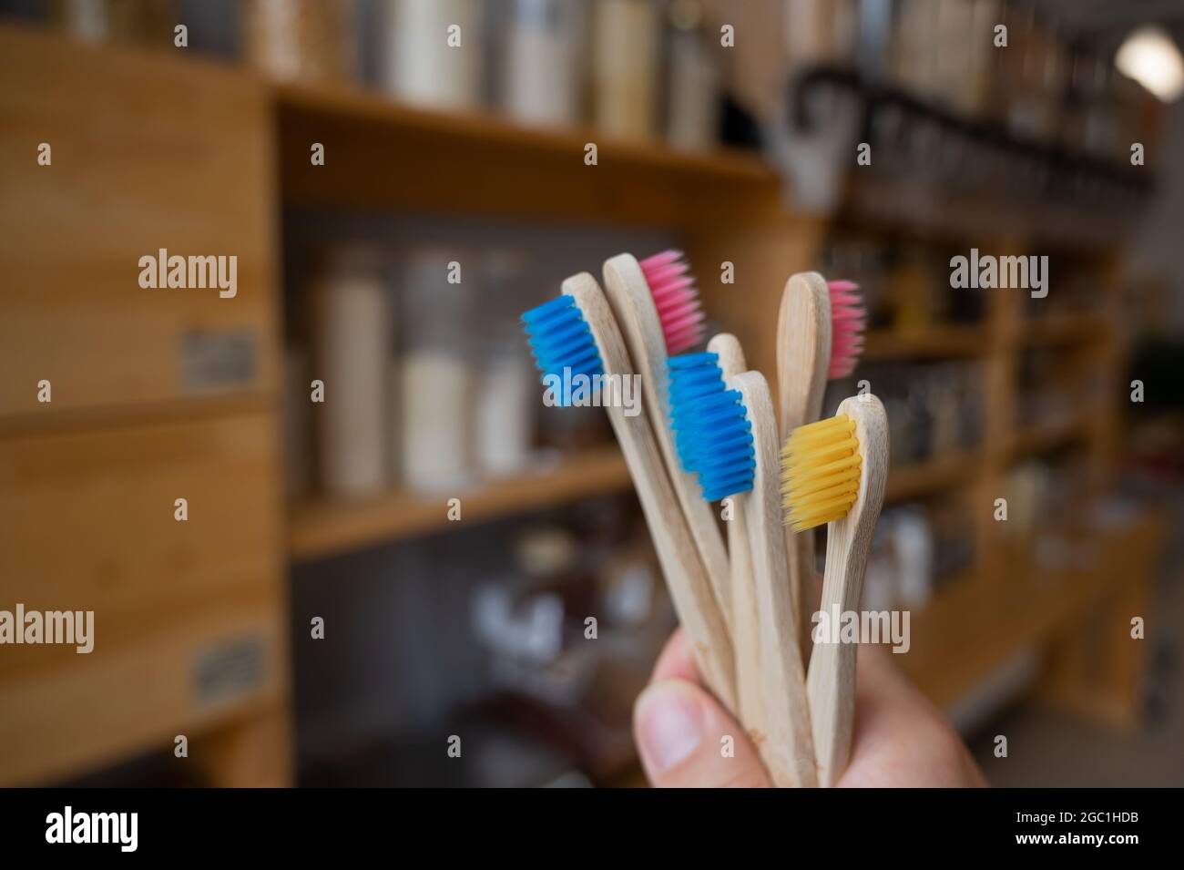 Una donna sta tenendo molti spazzolini eco-friendly di bambù Foto Stock