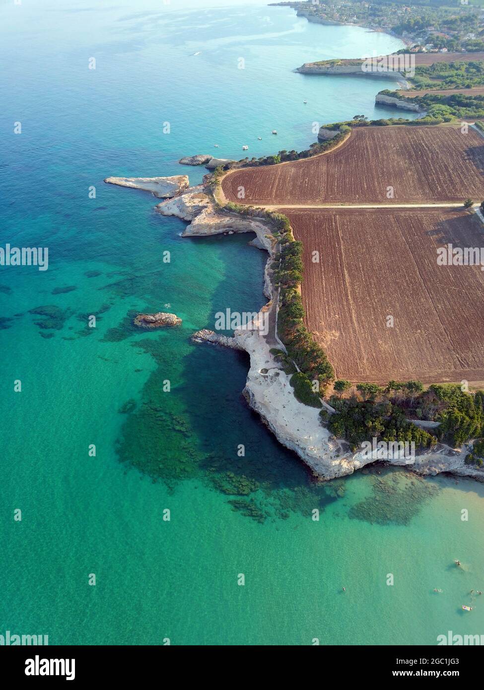 Italia, Sicilia, Siracusa, 11 agosto 2019 : veduta aerea della spiaggia di Gelsomineto, vicino alla foce del fiume Cassibile, tra Avola e Siracusa, lungo la Foto Stock