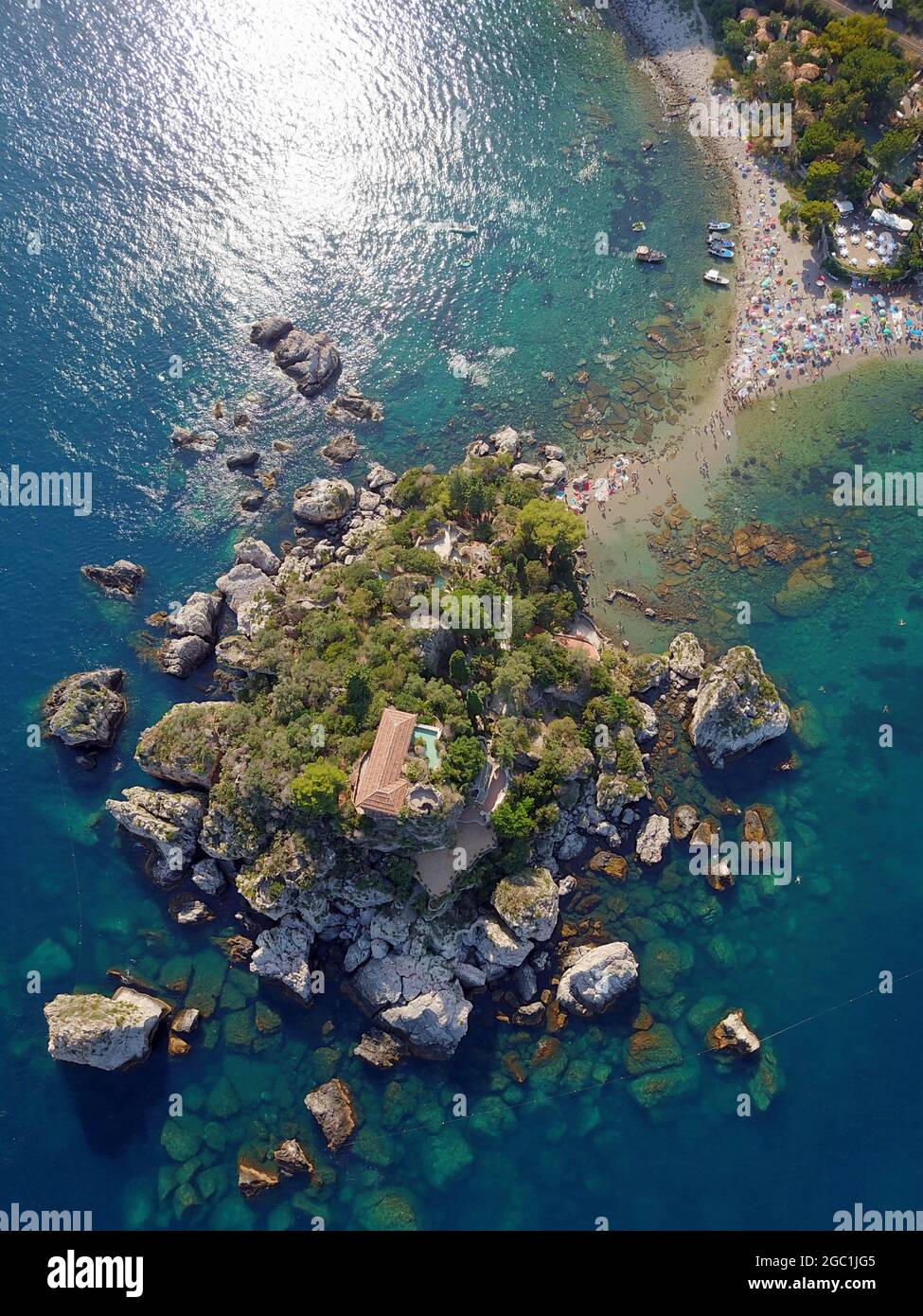 Italia, Sicilia, Catania, Taormina, mare siciliano con spiaggia e isola Isola Bella Foto © Lorenzo Fiorani/Sintesi/Alamy Stock Foto Foto Stock