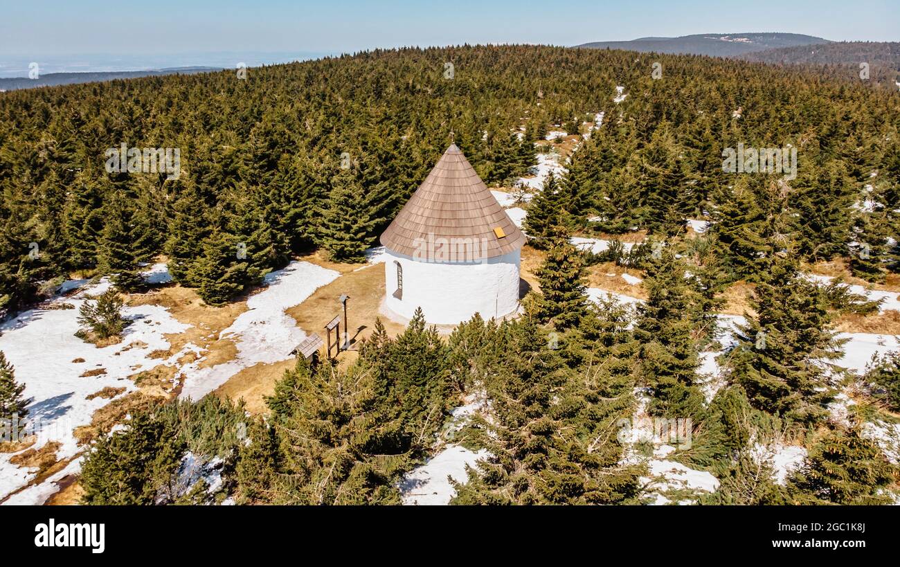 Vista aerea della Cappella barocca della Visitazione della Vergine Maria, Kunstat Cappella situata nella foresta di Eagle Montagne, Repubblica Ceca.piano circolare Foto Stock