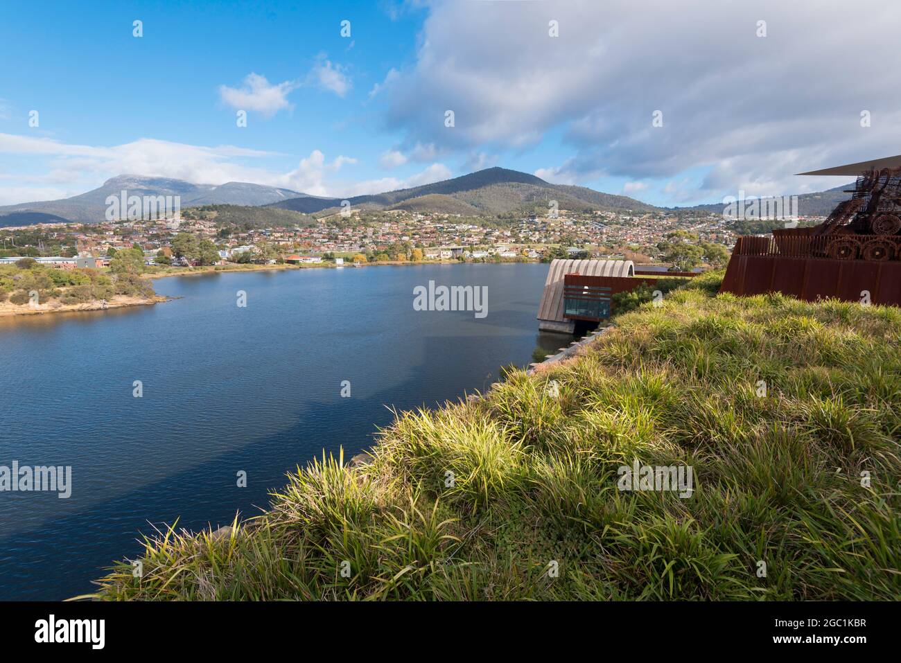 Il Faro Bar e Ristorante al Museo di Arte Nuova e Vecchia (MONA) a Hobart, Tasmania, Australia, che si affaccia sul fiume Derwent Foto Stock
