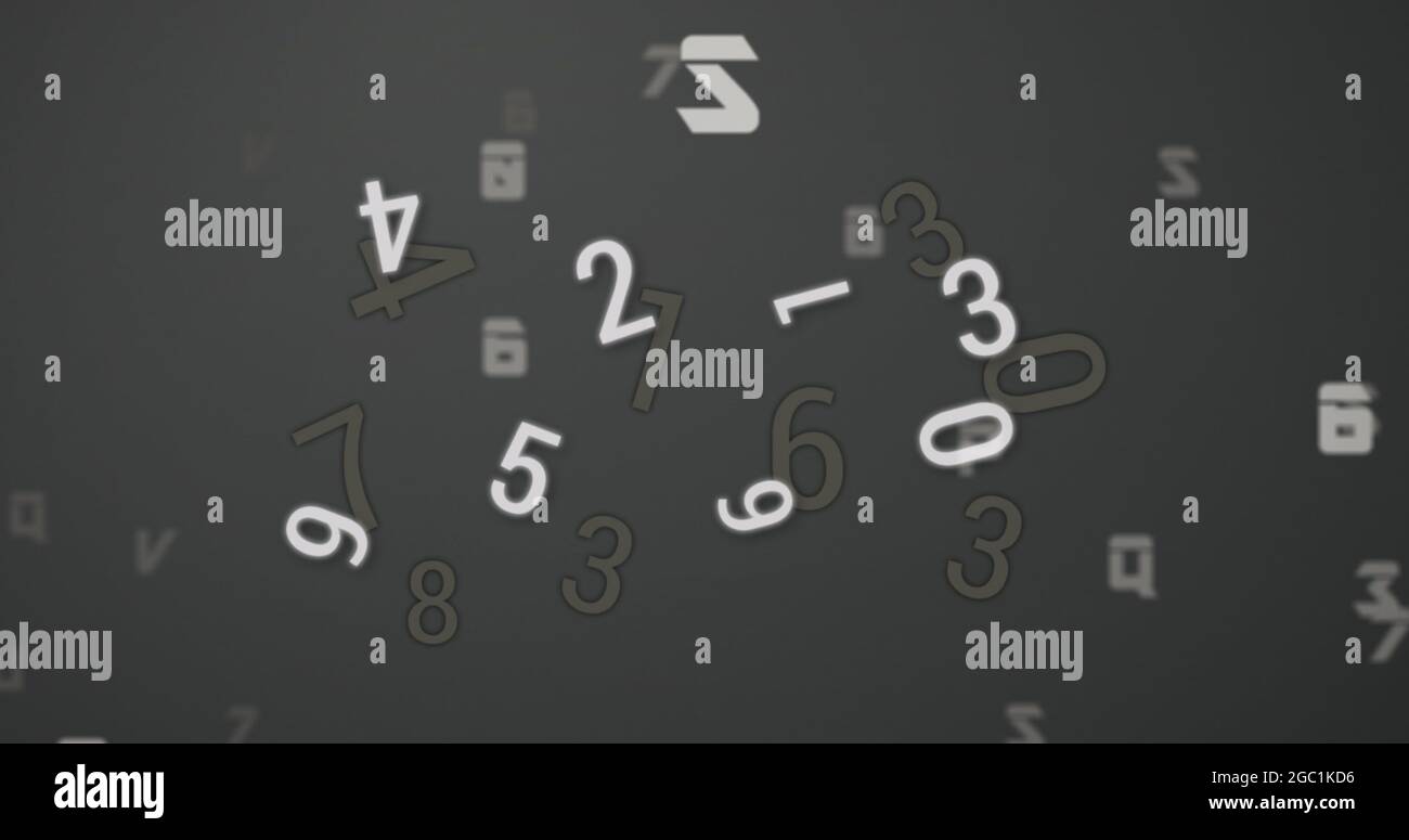 Immagine digitale di più numeri e alfabeti che cambiano su sfondo grigio Foto Stock