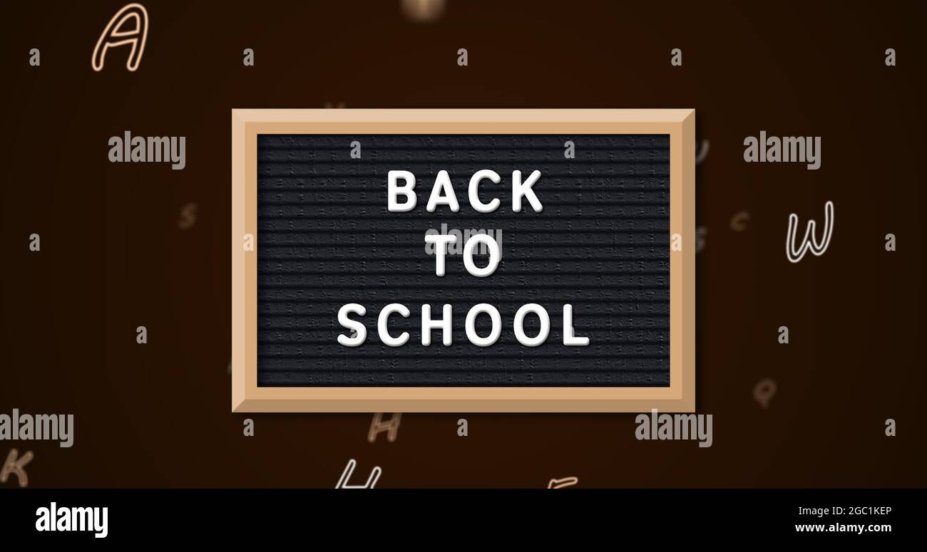 Testo di ritorno a scuola su ardesia con più alfabeti modificabili su sfondo nero Foto Stock
