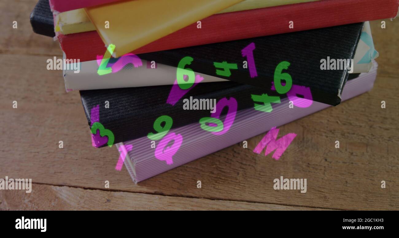 Composizione digitale di più alfabeti e numeri che cambiano a fronte di una pila di libri su wo Foto Stock