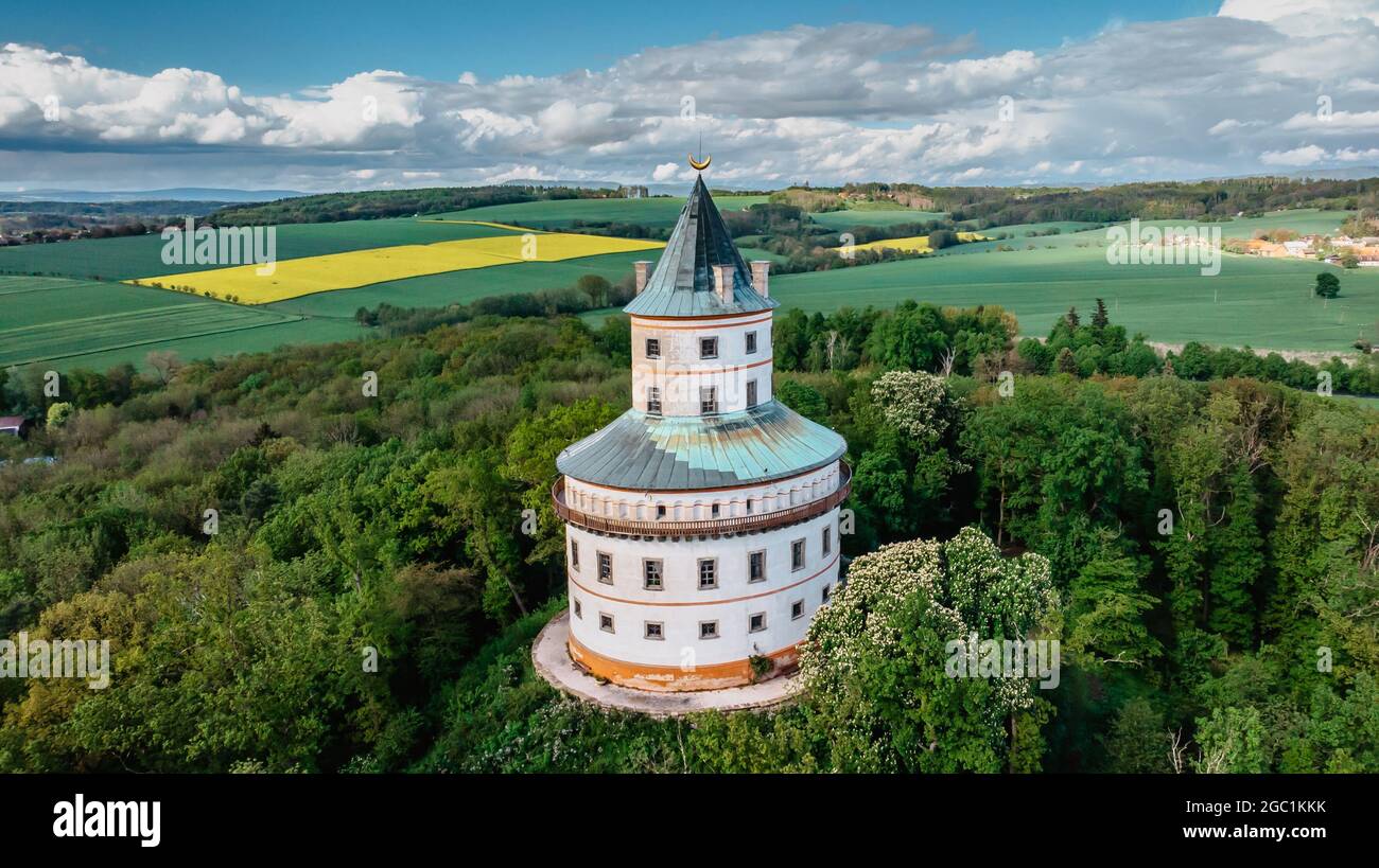Vista aerea del castello di Humprecht circondato da un bellissimo paesaggio di primavera, Repubblica Ceca. Castello barocco utilizzato per essere un rifugio di caccia. Foto Stock