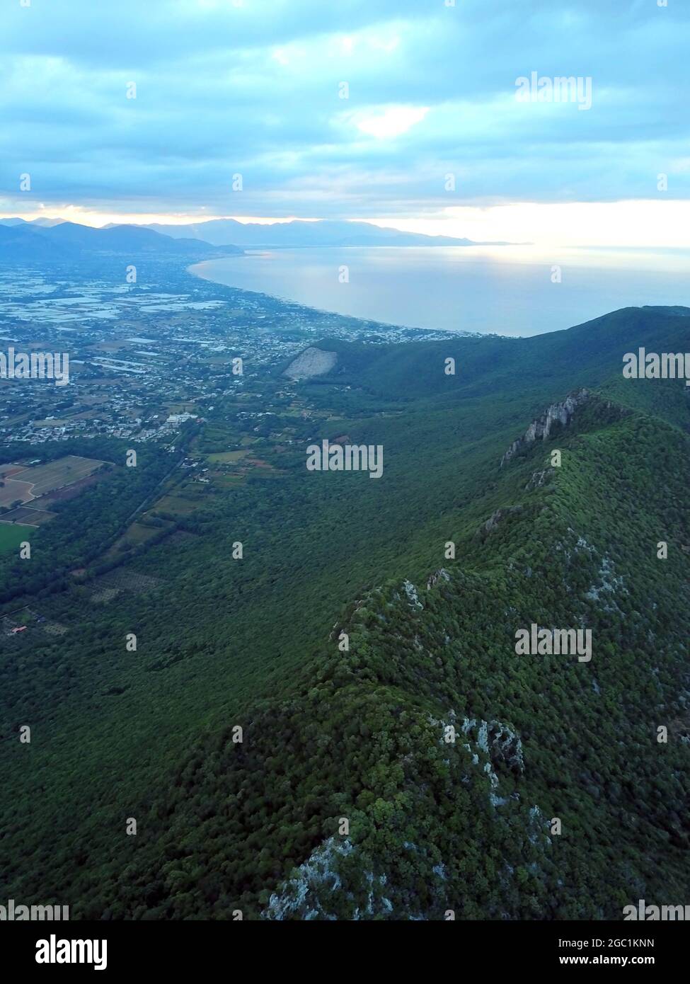 Italia, Lazio, Parco Nazionale del Circeo, vista panoramica del Golfo di Terracina dal Monte Circeo Foto © Lorenzo Fiorani/Sintesi/Alamy Stock Foto Foto Stock