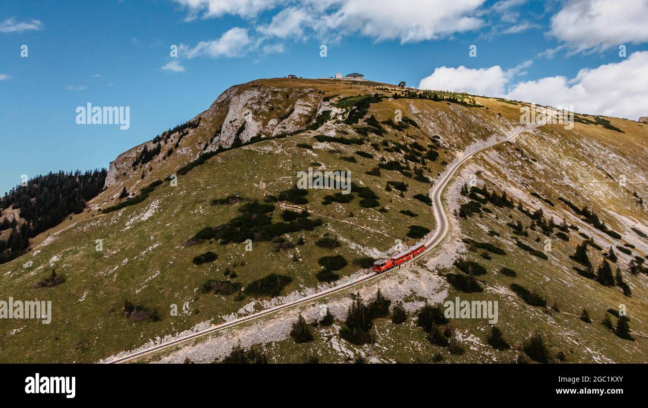 Schafbergbahn Cog Railway che parte da St. Wolfgang fino a Schafberg, Austria. Viaggio verso la cima delle Alpi attraverso campi lussureggianti e foreste verdi Foto Stock