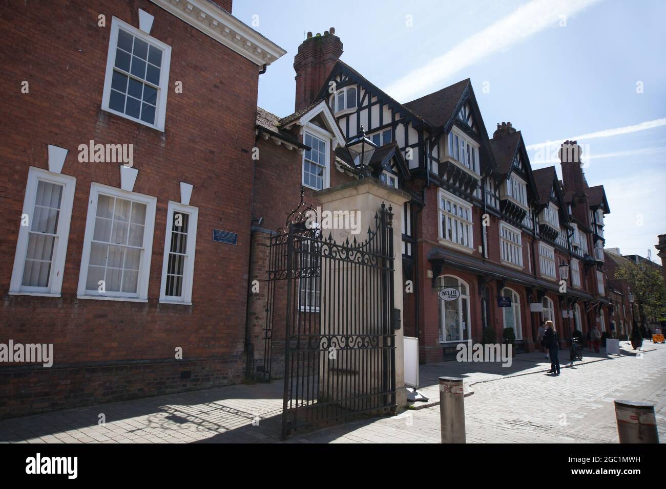 Vista su College Street accanto alla cattedrale di Gloucester a Gloucester, nel Regno Unito Foto Stock