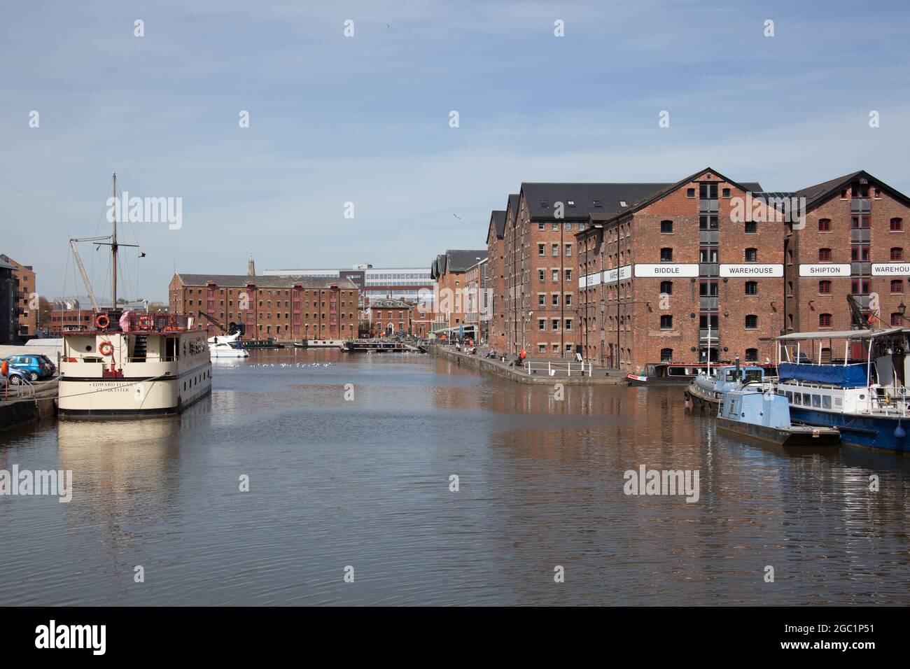 Barche e magazzini convertiti a Gloucester Docks nel Regno Unito Foto Stock