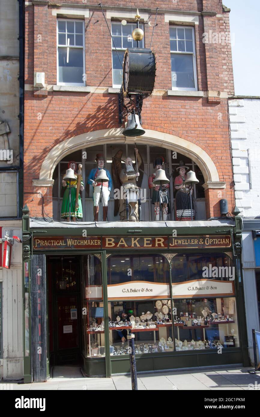 Il Baker Jeweler a Gloucester con un vecchio orologio del tempo di Fathertime con figure vittoriane Foto Stock