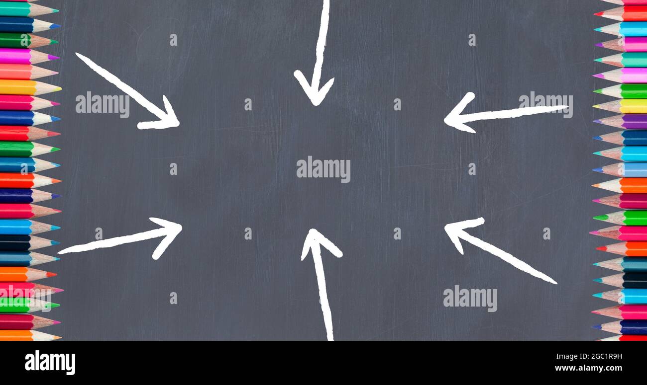 Più frecce sul testo di ritorno a scuola e matite colorate su sfondo grigio Foto Stock