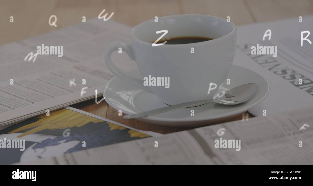 Composizione digitale di alfabeti multipli galleggianti contro tazza di caffè e documenti su legno sur Foto Stock