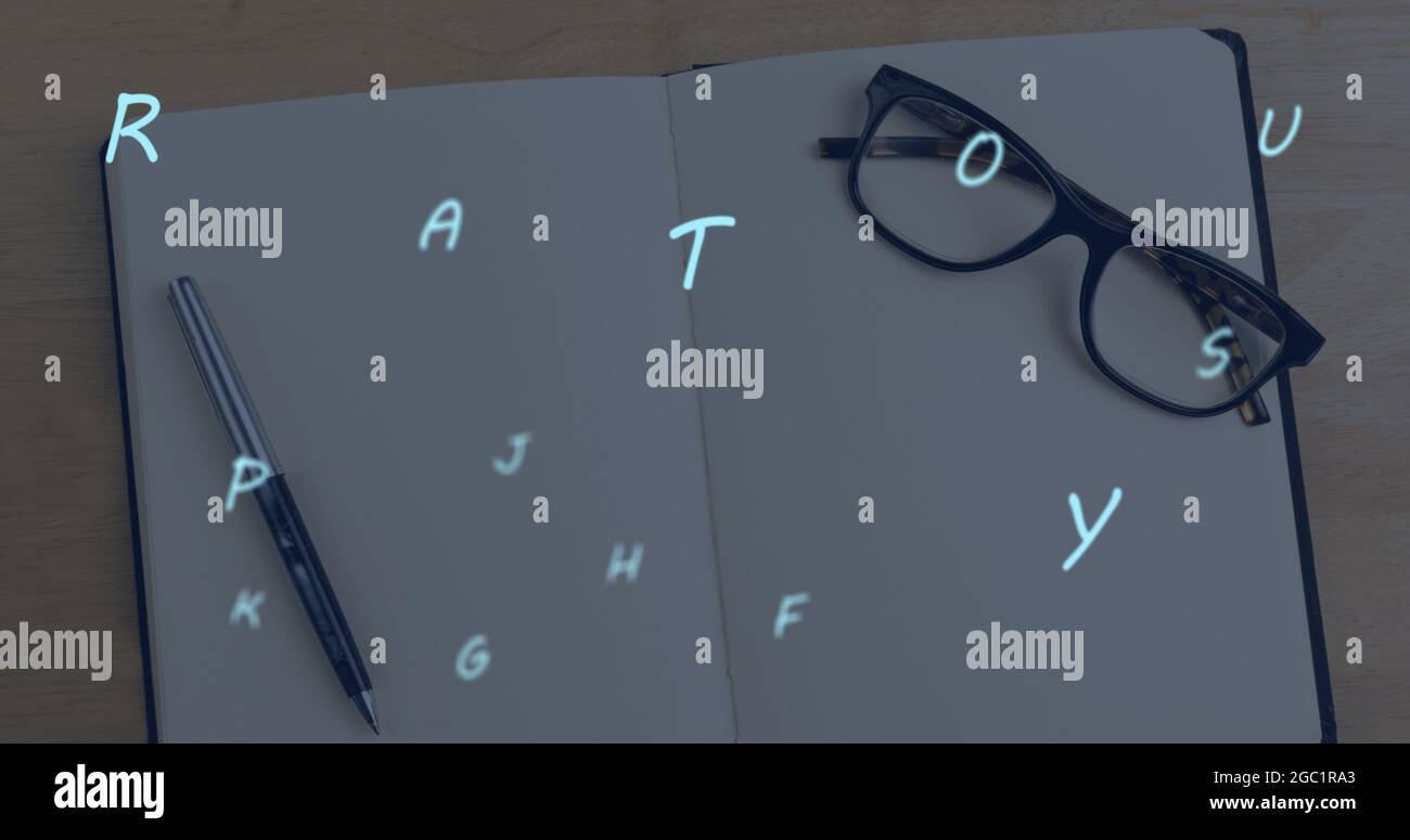 Più alfabeti galleggianti contro occhiali e penna su un notebook aperto contro la superficie di legno Foto Stock