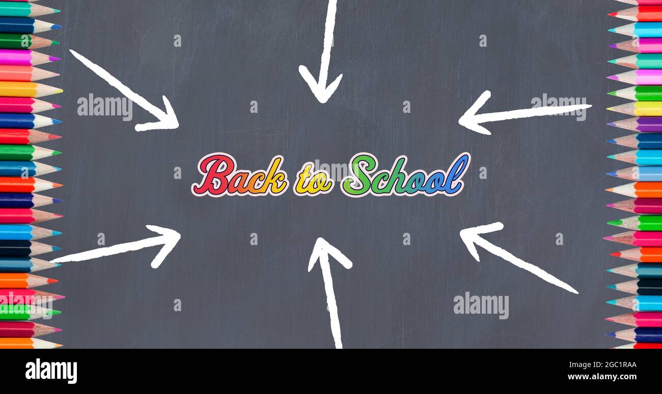Più frecce sul testo di ritorno a scuola e matite colorate su sfondo grigio Foto Stock