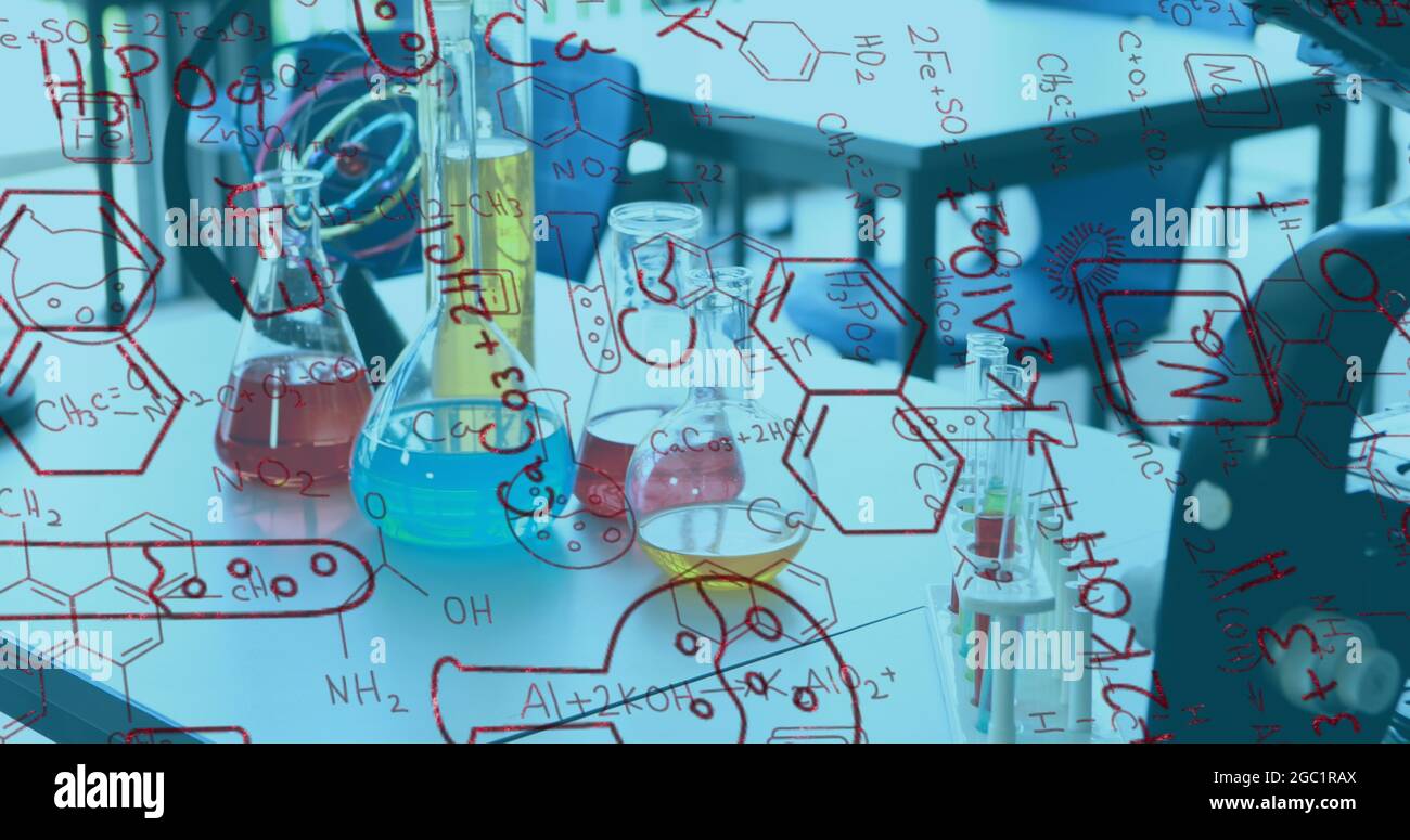 Immagine digitale composita di strutture e formule chimiche rispetto a varie apparecchiature in laboratorio Foto Stock