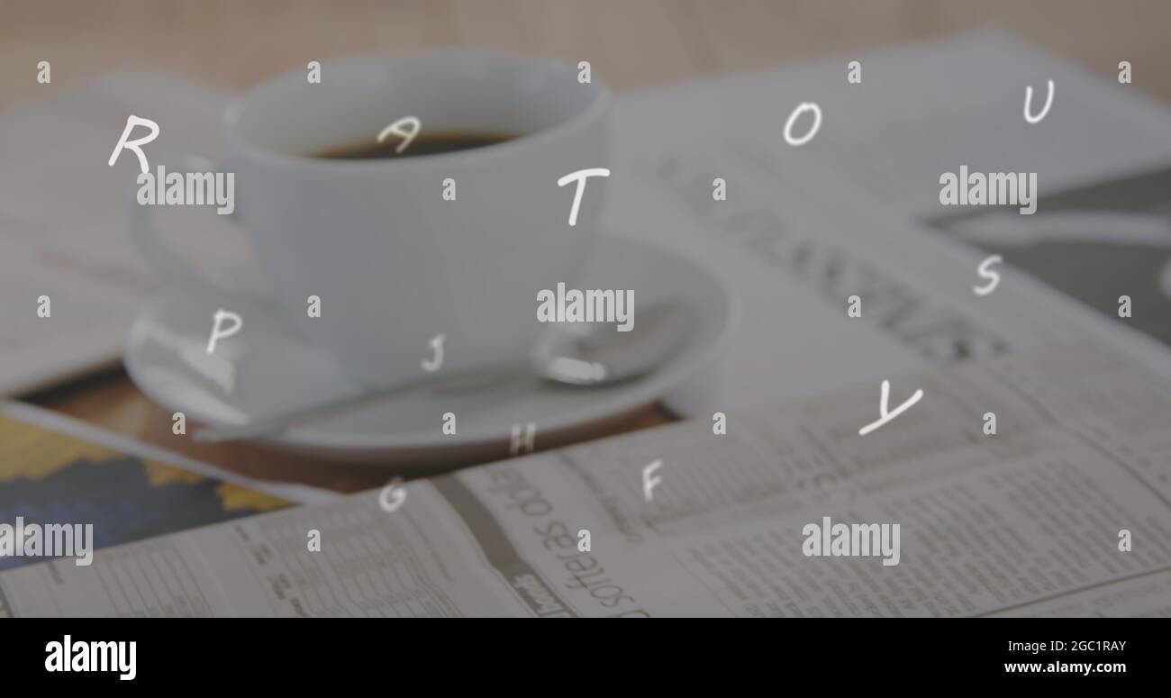 Composizione digitale di alfabeti multipli galleggianti contro tazza di caffè e documenti su legno sur Foto Stock