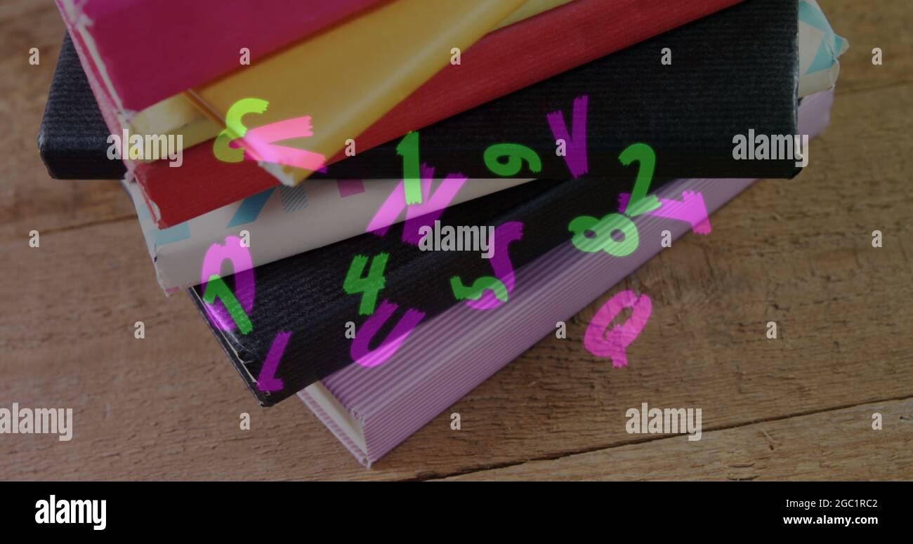 Composizione digitale di più alfabeti e numeri che cambiano a fronte di una pila di libri su wo Foto Stock
