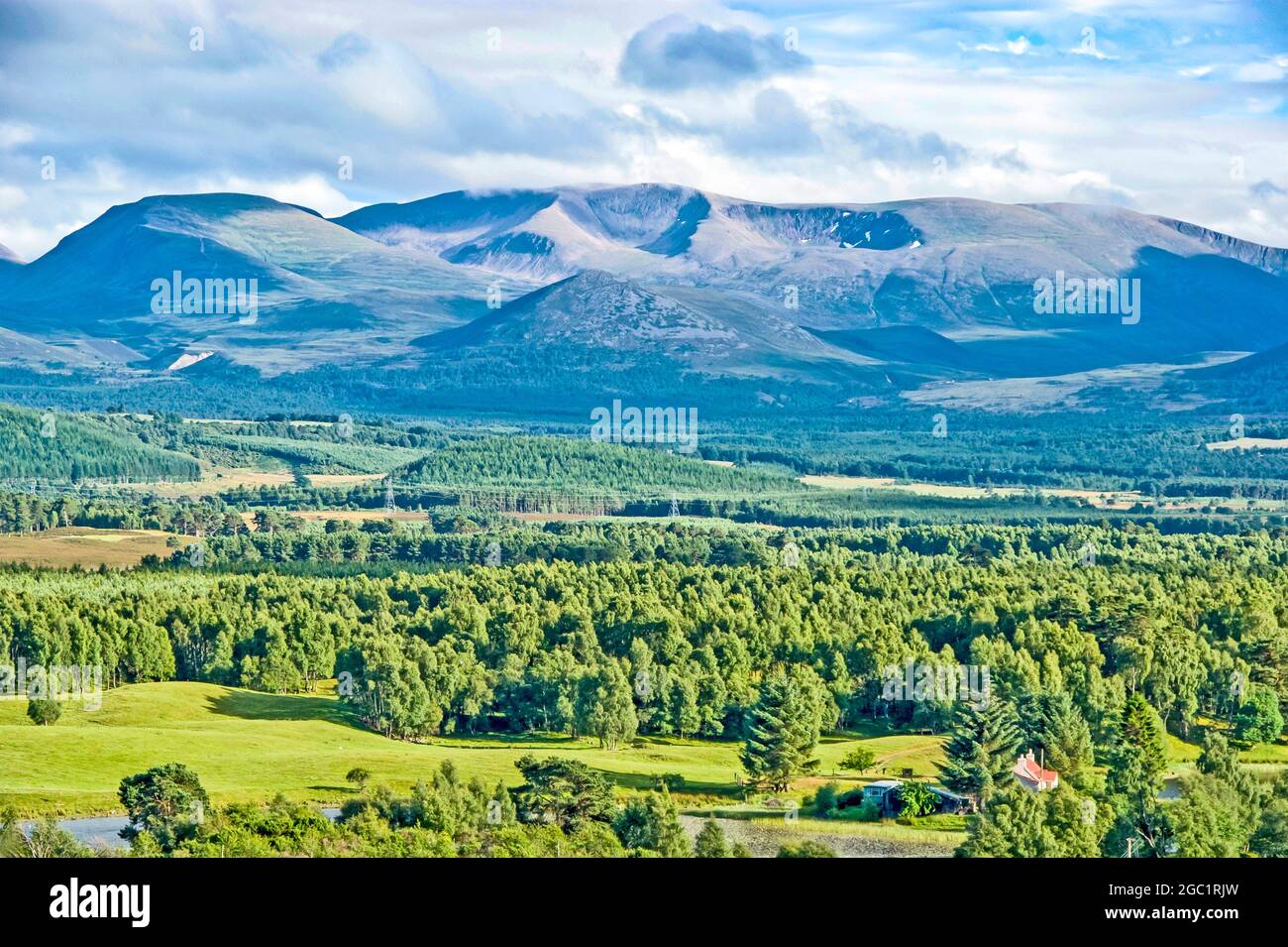 Guardando a est verso la montagna Braeriach nella catena montuosa Cairngorms vicino Aviemore Strathspey Highland Scozia Foto Stock