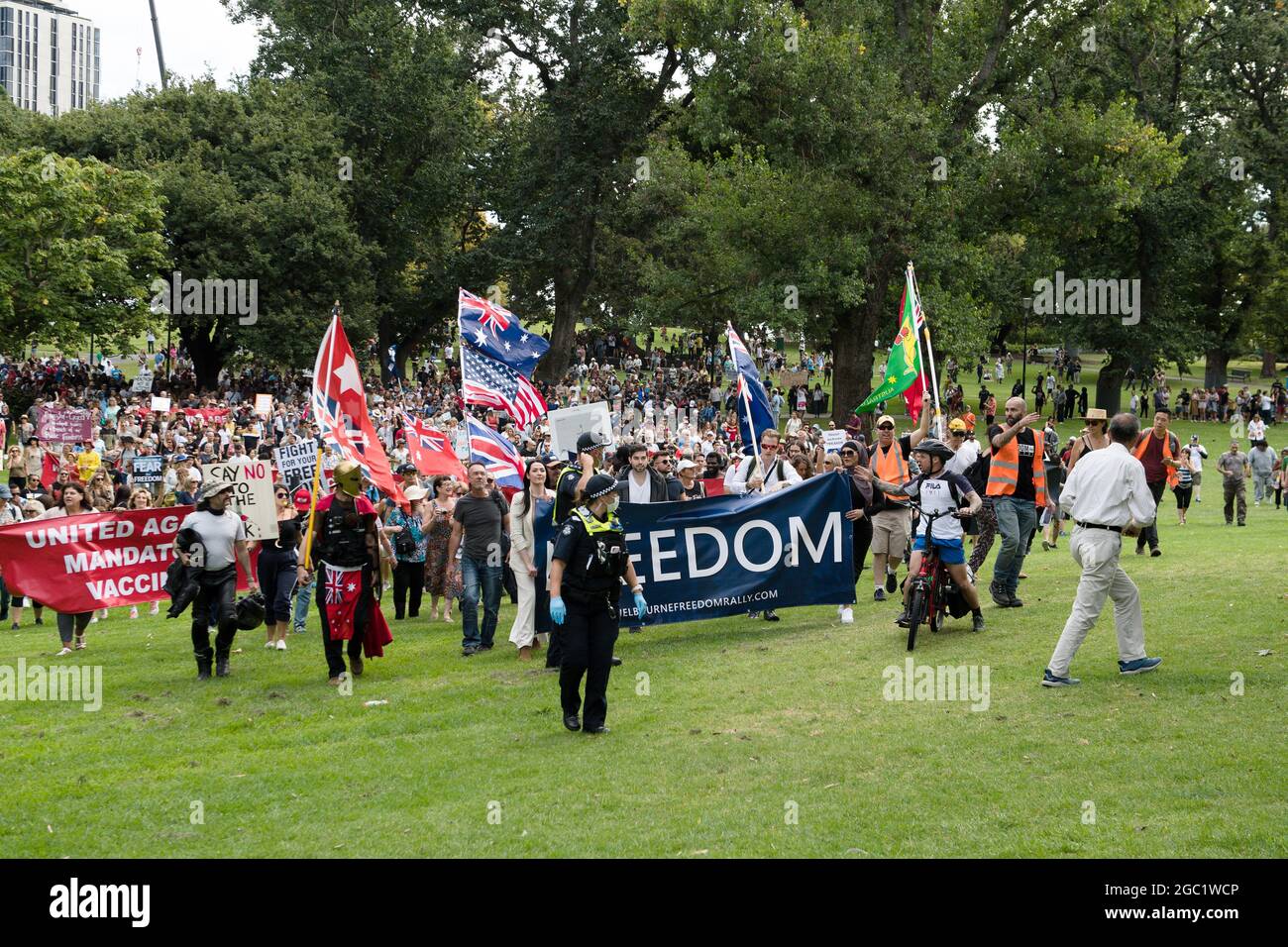 Il raduno di libertà si sposta attraverso Flagstaff Gardens. Una dimostrazione come parte di un previsto 'World Wide Rally for Freedom' che è stato organizzato per invocare la libertà di scelta, di parola e di movimento. Credit: Michael Currie/Speed Media/Alamy Live News Foto Stock