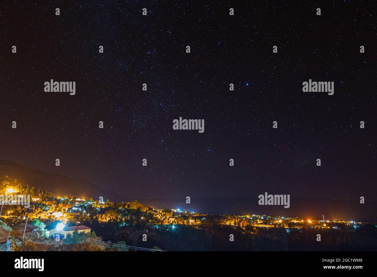 La città di Lalibela di notte con stelle sopra - Etiopia Foto Stock
