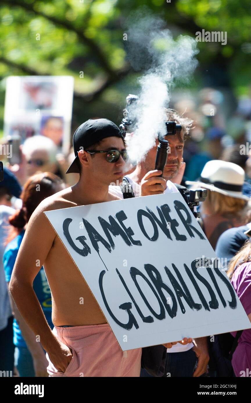 Un dimostratore ha fatto esplodendo vape durante la dimostrazione mondiale della libertà di Melbourne presso i Flagstaff Gardens di Melbourne, Australia, il 20 marzo 2021. In oltre 40 paesi di tutto il mondo si stanno celebrando dimostrazioni per rivendicare i diritti fondamentali e prendere posizione contro le eccessive restrizioni COVID-19. Credit: Mikko Robles/Speed Media/Alamy Live News Foto Stock