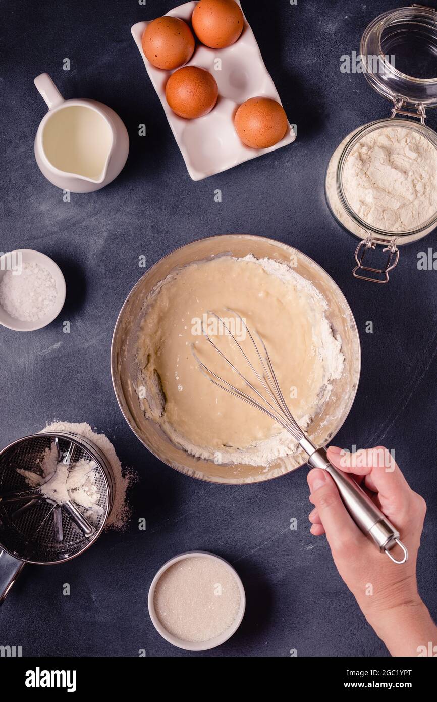 Tavolo con prodotti da forno e utensili. Cucina, concetto di cottura. Foto Stock