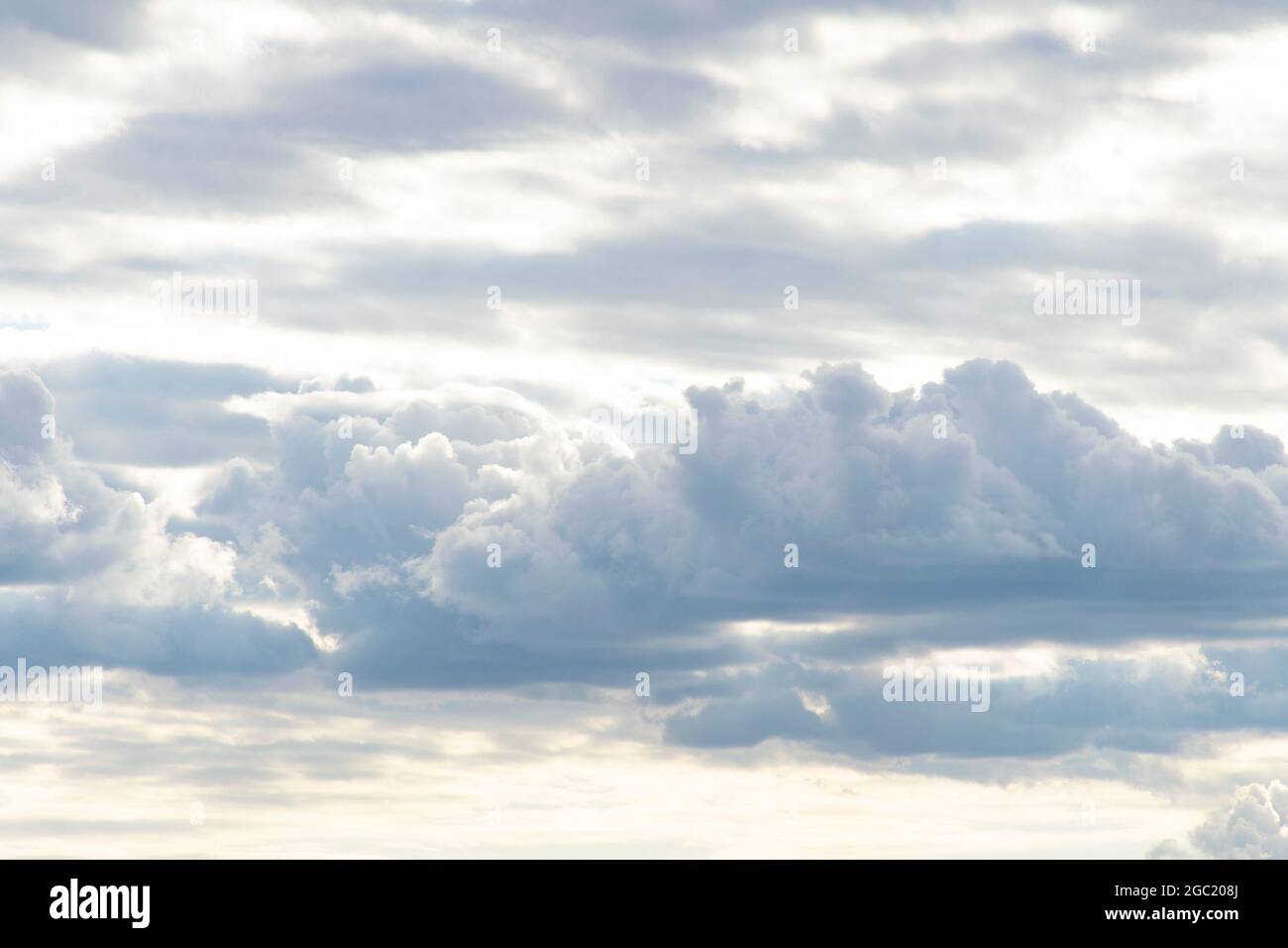 Cielo con nuvole viola soffici. Texture di sfondo Foto stock - Alamy