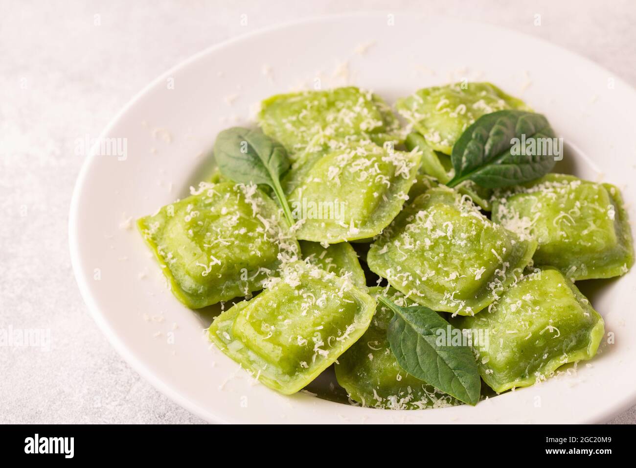 Ravioli con spinaci e parmigiano, fuoco selettivo. Foto Stock