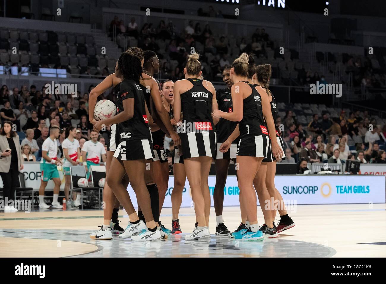 MELBOURNE, AUSTRALIA - MAGGIO 01: Collingwood Magpies huddle prima dell'inizio del Suncorp Super Netball round uno partita tra Collingwood Magpies e Sunshine Coast Lightning il 01 maggio 2021 alla John Cain Arena di Melbourne, Australia. Credit: Michael Currie/Speed Media/Alamy Live News Foto Stock